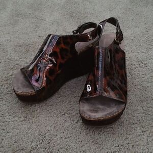 Pierre Dumas Brown Tortoise Hester Wedge Peep-Toe Sandal Sz 8